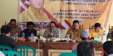 Anggota DPR RI Firman Soebagyo (pegang mikropon) dalam acara sosialisasi pemantapan wawasan kebangsaan dan sosialisasi empat konsensus dasar. (Vicky Rio/Lingkarjateng)