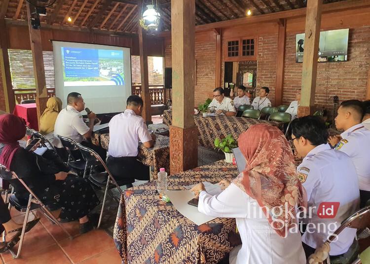 Investasi Demak 2025 Tembus Rp1,4 Triliun, Industri Tekstil Tertinggi 25 Kegiatan forum konsultasi publik yang membahas tentang perizinan berusaha yang digelar DPMPTSP Demak, Rabu, 10 Desember 2025. (M. Burhanuddin Aslam/Lingkarjateng.id)