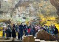 Libur Nataru, Pengunjung Goa Terawang Blora Membludak 5 Kali Lipat 35 Pengunjung menikmati suasana di Goa Terawang di Kecamatan Todanan, Kabupaten Blora. (Eko Wicaksono/Lingkarjateng.id)