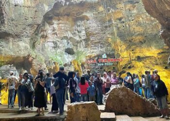 Pengunjung menikmati suasana di Goa Terawang di Kecamatan Todanan, Kabupaten Blora. (Eko Wicaksono/Lingkarjateng.id)