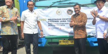 Gubernur Jawa Tengah, Ahmad Luthfi (dua dari kanan), melepas ekspor produk UMKM di Pelabuhan Tanjung Emas Semarang, pada Sabtu, 29 November 2025. (Humas Pemprov Jateng/Lingkarjateng.id)