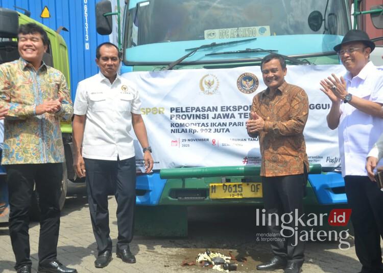 Gubernur Jawa Tengah, Ahmad Luthfi (dua dari kanan), melepas ekspor produk UMKM di Pelabuhan Tanjung Emas Semarang, pada Sabtu, 29 November 2025. (Humas Pemprov Jateng/Lingkarjateng.id)