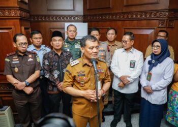 Gubernur Jawa Tengah Ahmad Luthfi bersama jajaran Forkopimda usai rapat koordinasi Forkopimda Jawa Tengah di gedung Gradhika Bhakti Praja, Kota Semarang pada Senin, 8 Desember 2025. (Humas Pemprov Jateng)