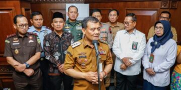 Gubernur Jateng Pastikan Pengamanan Nataru Aman dan Nyaman 21 Gubernur Jawa Tengah Ahmad Luthfi bersama jajaran Forkopimda usai rapat koordinasi Forkopimda Jawa Tengah di gedung Gradhika Bhakti Praja, Kota Semarang pada Senin, 8 Desember 2025. (Humas Pemprov Jateng)