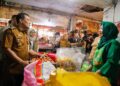 Gubernur Jateng Siapkan Skema Stabilkan Harga Bahan Pokok Jelang Nataru 27 Gubernur Jawa Tengah, Ahmad Luthfi, mengecek harga bahan pokok di Pasar Karangayu, Kota Semarang pada Senin, 8 Desember 2025. (Humas Pemprov Jateng)