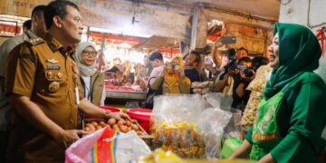 Gubernur Jateng Siapkan Skema Stabilkan Harga Bahan Pokok Jelang Nataru 22 Gubernur Jawa Tengah, Ahmad Luthfi, mengecek harga bahan pokok di Pasar Karangayu, Kota Semarang pada Senin, 8 Desember 2025. (Humas Pemprov Jateng)