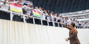 Gubernur Jateng Angkat 13.111 PPPK Paruh Waktu, Terbanyak se-Indonesia 10 Gubernur Jawa Tengah, Ahmad Luthfi, menyapa 13.111 Pegawai Pemerintah dengan Perjanjian Kerja (PPPK) Paruh Waktu dalam pelantikan di Stadion Jatidiri, Semarang, Kamis, 11 Desember 2025. (Humas Pemprov Jateng/Lingkarjateng.id)