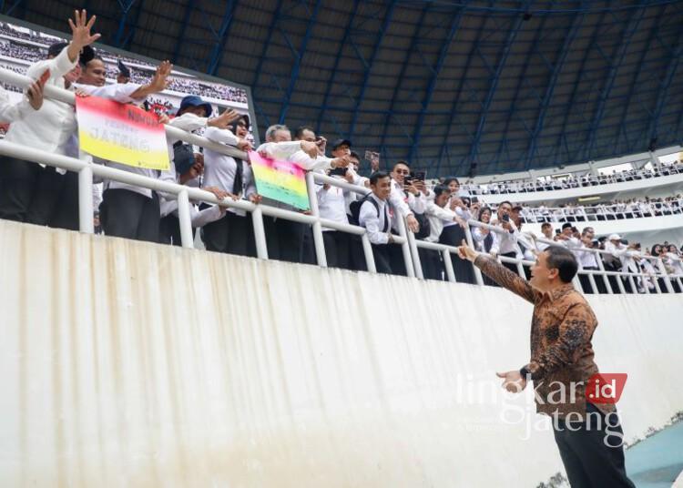 Gubernur Jateng Angkat 13.111 PPPK Paruh Waktu, Terbanyak se-Indonesia 25 Gubernur Jawa Tengah, Ahmad Luthfi, menyapa 13.111 Pegawai Pemerintah dengan Perjanjian Kerja (PPPK) Paruh Waktu dalam pelantikan di Stadion Jatidiri, Semarang, Kamis, 11 Desember 2025. (Humas Pemprov Jateng/Lingkarjateng.id)