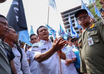 Gubernur Jawa Tengah, Ahmad Luthfi, saat menemui massa buruh di Halaman Kantor Gubernur Jateng sesaat setelah pengumuman kenaikan UMP 2026, Rabu, 24 Desember 2025. (Humas Pemprov Jateng/Lingkarjateng.id)