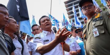 Persentase Kenaikan UMP Jateng 2026 Tertinggi se-Jawa, Aliansi Buruh Apresiasi Gubernur Luthfi 16 Gubernur Jawa Tengah, Ahmad Luthfi, saat menemui massa buruh di Halaman Kantor Gubernur Jateng sesaat setelah pengumuman kenaikan UMP 2026, Rabu, 24 Desember 2025. (Humas Pemprov Jateng/Lingkarjateng.id)