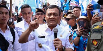 Gubernur Jawa Tengah, Ahmad Luthfi, menemui massa buruh usai menetapkan UMP, UMSP, UMK, dan UMSK di Halaman Kantor Gubernur Jateng, Semarang, Rabu, 24 Desember 2025. (Humas Pemprov Jateng/Lingkarjateng.id)