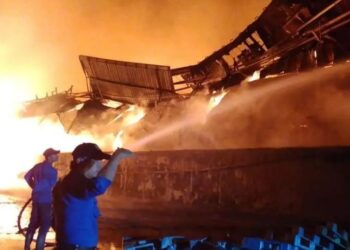 Petugas pemadam kebakaran berjibaku memadamkan api yang melalap gudang PT Dua Kelinci Jalan Raya Pati-Kudus Kecamatan Margorejo, Kabuoaten Pati terbakar hebat pada Senin, 1 Desember 2025 malam. (Lingkarnews Network)