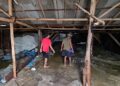Gudang Garam dan Tambak Ikan di Pati Terendam Banjir, Petani Rugi Miliaran Rupiah 34 Petani garam mengecek gudang yang terdampak banjir di Desa Ketitang Wetan, Kecamatan Batangan, Kabupaten Pati, Kamis, 11 Desember 2025. (Lingkarnews Network/Lingkarjateng.id)