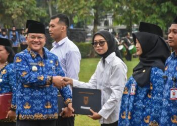 Wali Kota Salatiga Robby Hermawan menyerahkan SK kepada perwakilan PPPK saat upacara HUT ke-54 KORPRI di Lapangan Pancasila, Senin, 1 Desember 2025. (Prokompim Setda Salatiga/Lingkarjateng.id)