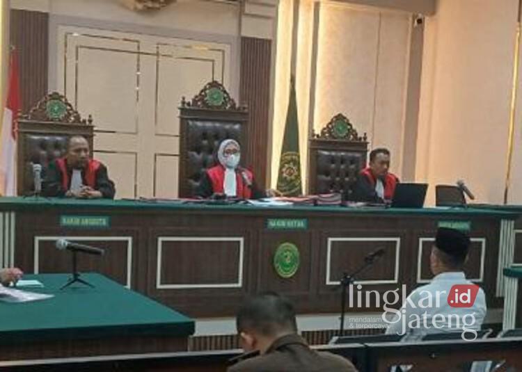 Tim Hukum Terdakwa Kasus Investasi Bodong di Juwana Pati Ungkap Dugaan Rekayasa Bukti 25 Persidangan kasus investasi saham kapal bodong yang menjerat Haji Tomo Juwana di Pengadilan Negeri (PN) Pati pada Rabu, 24 Desember 2025. (Lingkarnews Network/Lingkarjateng.id)