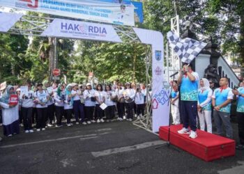 Hakordia 2025, Pemkot Salatiga Dorong ASN Jadi Teladan Antikorupsi 26 Wali Kota Salatiga Robby Hernawan melepas peserta jalan sehat dalam rangka Hakordia 2025 di halaman Kantor Pemkot, Jumat, 5 Desember 2025. (Prokompim Setda Salatiga/Lingkarjateng.id)