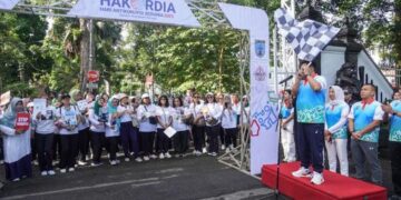 Wali Kota Salatiga Robby Hernawan melepas peserta jalan sehat dalam rangka Hakordia 2025 di halaman Kantor Pemkot, Jumat, 5 Desember 2025. (Prokompim Setda Salatiga/Lingkarjateng.id)