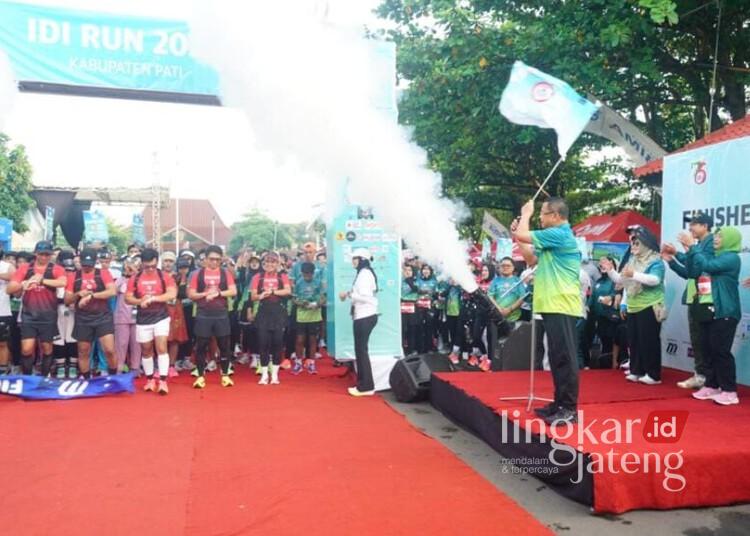 Ikatan Dokter Indonesia Cabang Pati Gelar IDI RUN 2025, Bupati Sudewo Beri Apresiasi 25 Bupati Pati, Sudewo, saat melepas peserta IDI RUN 2025 di Halaman Pendopo Kabupaten Pati, Minggu, 21 Desember 2025. (Lingkarnews Network/Lingkarjateng.id)