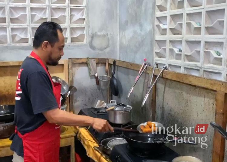 Ikut Prihatin, Warung di Ungaran Gratiskan Makanan untuk Perantau Asal Sumatra 25 Dani Ramadhan pemilik sebuah warung makan di Ungaran Barat, Kabupaten Semarang ini menggratiskan makanan yang ia jual khusus kepada warga perantau dari Sumatera dan Kepulauan Nias. (HESTY IMANIAR/LINGKAR)