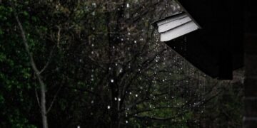 Ilustrasi hujan dengan intensitas sedang. (Unsplash-unsplashaa1/Lingkarjateng.id)