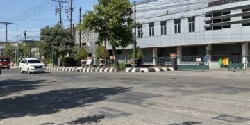 Sebagian Jalan R Agil Kusumadya, Kabupaten Kudus, yang belum diperbaiki pada tahun 2025. (Nisa Hafizhotus S./Lingkarjateng.id)