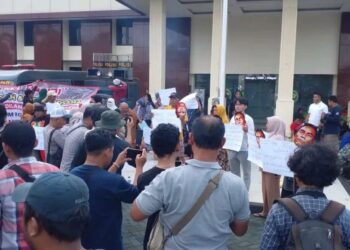 Massa Aliansi Masyarakat Pati Bersatu (AMPB) mengawal sidang perdana Botok cs di Pengadilan Negeri Pati pada Rabu, 24 Desember 2025. (Lingkarnews Network)