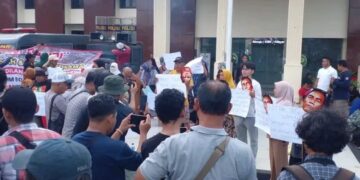 Massa Aliansi Masyarakat Pati Bersatu (AMPB) mengawal sidang perdana Botok cs di Pengadilan Negeri Pati pada Rabu, 24 Desember 2025. (Lingkarnews Network)