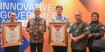 Jateng Provinsi Sangat Inovatif dalam IGA Award 2025 22 Sekretaris Daerah Jawa Tengah, Sumarno (kedua kiri), usai menerima trofi Innovative Goverment Award (IGA) di Kempinski Ballroom, Jakarta, Rabu, 10 Desember 2025. (Humas Pemprov Jateng)