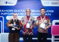 Jateng Raih Penghargaan Provinsi Terbaik dalam Pemanfaatan Data Pendidikan 34 Sekretaris Daerah (Sekda) Provinsi Jawa Tengah, Sumarno (tengah), saat menerima penghargaan di acara Anugerah Data dan Teknologi Pendidikan di Hotel Grand Sahid Jaya, Jakarta, Senin 15 Desember 2025 malam. (Humas Pemprov Jateng)