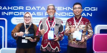 Jateng Raih Penghargaan Provinsi Terbaik dalam Pemanfaatan Data Pendidikan 16 Sekretaris Daerah (Sekda) Provinsi Jawa Tengah, Sumarno (tengah), saat menerima penghargaan di acara Anugerah Data dan Teknologi Pendidikan di Hotel Grand Sahid Jaya, Jakarta, Senin 15 Desember 2025 malam. (Humas Pemprov Jateng)