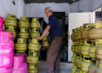 ILUSTRASI: Seorang pengelola pangkalan LPG 3 kg menata tabung di gudang. (Dok. Humas Pertamina/Lingkarjateng.id)