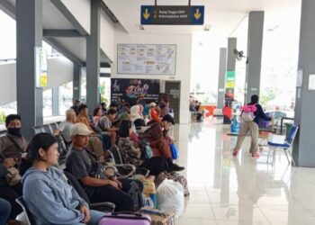 TRANSIT: Sejumlah penumpang saat menunggu bus di ruang tunggu AKAP Terminal Tipe A Tingkir, Salatiga, Selasa, 23 Desember 2025. (Angga Rosa/Lingkarjateng.id)