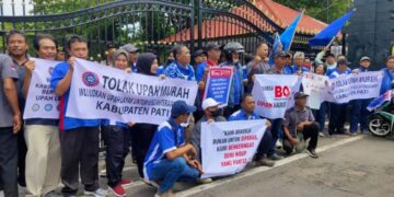Serikat pekerja Pekerja Rokok Tembakau Makanan Minuman (SP RTMM) demo menuntut kenaikan upah minimum kabupaten di depan Kantor Bupati Pati pada Senin, 22 Desember 2025. (Lingkarnews Network)
