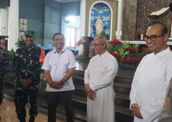 Wali Kota Pekalongan Achmad Afzan Arslan Djunaid (kedua kiri) bersama jajaran Forkopimda meninjau pengamanan Natal di Gereja Paroki Katolik Santo Petrus Pekalongan, Rabu, 24 Desember 2025. (Fahri Akbar/Lingkarjateng.id)