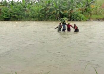 Jembatan Sungai Tuntang Putus, Warga Semarang ke Grobogan Terpaksa Terjang Arus