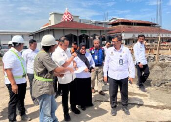 Kabag TU dan Umum Kanwil Ditjenpas Jateng Ina Purnaningati Saputro mendampingi  Direktur Sistem dan Strategi Penyelenggaraan Pemasyarakatan (SSPP) Ditjenpas Kadek Anton Budiharta meninjau progres pembangunan Rutan Semarang pada Selasa, 2 Desember 2025. (Kanwil Ditjenpas Jateng/Lingkarjateng.id)