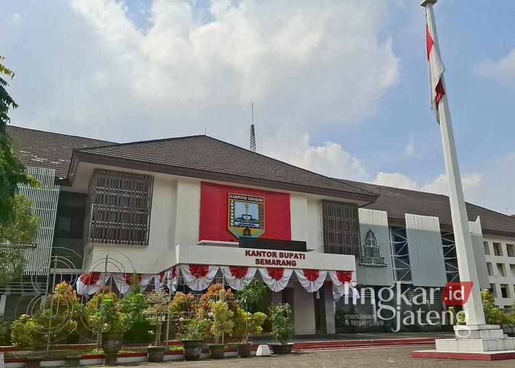 Larang Pesta Kembang Api, Pemkab Semarang Minta Perayaan Tahun Baru Diisi Doa Bersama 25 Kantor Bupati Semarang di Kecamatan Ungaran, Kabupaten Semarang. (Hesty Imaniar/Lingkarjateng.id)