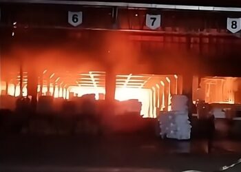 Kebakaran gudang di Pabrik PT Dua Kelinci, Kabupaten Pati, Senin malam, 1 Desember 2025. (Facebook Inro Prasetyo/Lingkarjateng.id)