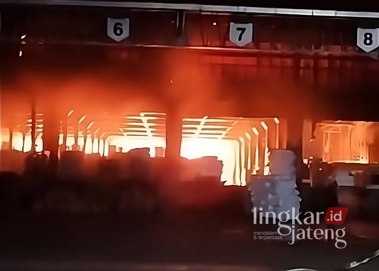 Kebakaran gudang di Pabrik PT Dua Kelinci, Kabupaten Pati, Senin malam, 1 Desember 2025. (Facebook Inro Prasetyo/Lingkarjateng.id)
