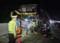 Petugas Satlantas Polres Batang sedang mengevakuasi bus yang mengalami kecelakaan di Tol Batang yang mengakibatkan satu korban meninggal dunia, di Batang, Rabu, 24 Desember 2025. (Antara/Lingkarjateng.id)