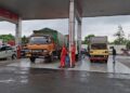 Sopir Truk Keluhkan Solar di Kabupaten Semarang Langka, Pertamina Buka Suara 31 Truk angkutan barang mengisi BBM jenis solar di salah satu SPBU di Ungaran, Kabupaten Semarang, Kamis, 18 Desember 2025. (Hesty Imaniar/Lingkarjateng.id)