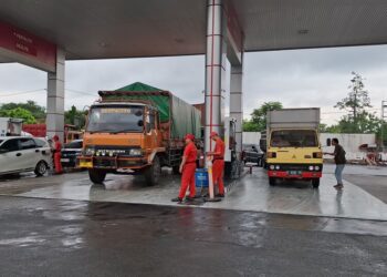 Beranda 86 Truk angkutan barang mengisi BBM jenis solar di salah satu SPBU di Ungaran, Kabupaten Semarang, Kamis, 18 Desember 2025. (Hesty Imaniar/Lingkarjateng.id)