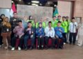 Bupati Kendal, Dyah Kartika Permanasari foto bersama dengan para mahasiswa penerima beasiswa Baznas untuk melanjutkan kuliah di UIN Walisongo Semarang. (Anik Kustiani/Lingkarjateng.id)