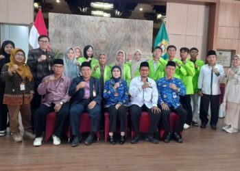 Wujudkan Satu Desa Satu Sarjana, Bupati Kendal Gandeng Berbagai Pihak 48 Bupati Kendal, Dyah Kartika Permanasari foto bersama dengan para mahasiswa penerima beasiswa Baznas untuk melanjutkan kuliah di UIN Walisongo Semarang. (Anik Kustiani/Lingkarjateng.id)