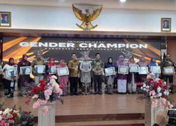 Bupati Kendal, Dyah Kartika Permanasari didampingi Wakil Bupati Benny Karnadi dan Kepala DP2KBP2PA foto bersama penerima penghargaan dalam peringatan Hari Ibu, Senin, 22 Desember 2025. (Anik Kustiani/Lingkarjateng.id)