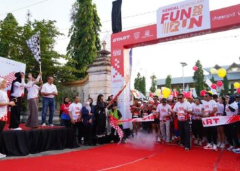 Bupati Kendal, Dyah Kartika Permanasari, saat melepas peserta Kendal Berdikari Fun Run di Stadion Utama Kebondalem, Minggu 30 November 2025. (Anik Kustiani/Lingkarjateng.id)