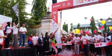 Bupati Kendal, Dyah Kartika Permanasari, saat melepas peserta Kendal Berdikari Fun Run di Stadion Utama Kebondalem, Minggu 30 November 2025. (Anik Kustiani/Lingkarjateng.id)
