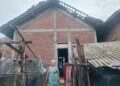 Kesaksian Korban Saat Angin Kencang Terjang Desa Medini Kudus 27 POTRET: Kondisi salah satu rumah warga di Desa Medini, Kecamatan Undaan, Kabupaten Kudus yang rusak karena diterjang angin kencang pada Senin, 8 Desember 2025 malam. (Nisa Hafizhotus Syarifa/Lingkarjateng.id)