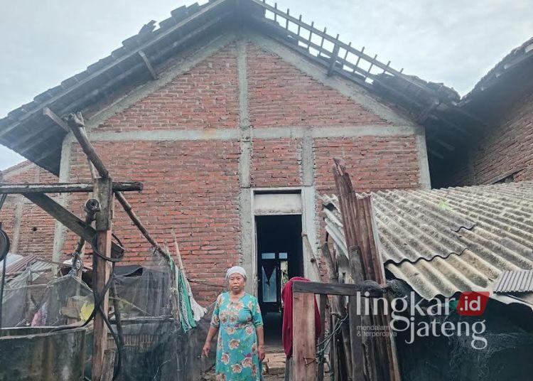 Kesaksian Korban Saat Angin Kencang Terjang Desa Medini Kudus 25 POTRET: Kondisi salah satu rumah warga di Desa Medini, Kecamatan Undaan, Kabupaten Kudus yang rusak karena diterjang angin kencang pada Senin, 8 Desember 2025 malam. (Nisa Hafizhotus Syarifa/Lingkarjateng.id)
