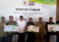 DPRD Demak Gandeng IJTI Muria Raya Serap Aspirasi Lewat Lomba Video Desa 27 Ketua DPRD Demak, Zayinul Fata (tiga dari kiri), saat menyerahkan hadiah kepada pemenang lomba video kreatif di Reinz Kafe, Demak, Sabtu, 20 Desember 2025. (M. Burhanuddin Aslam/Lingkarjateng.id)